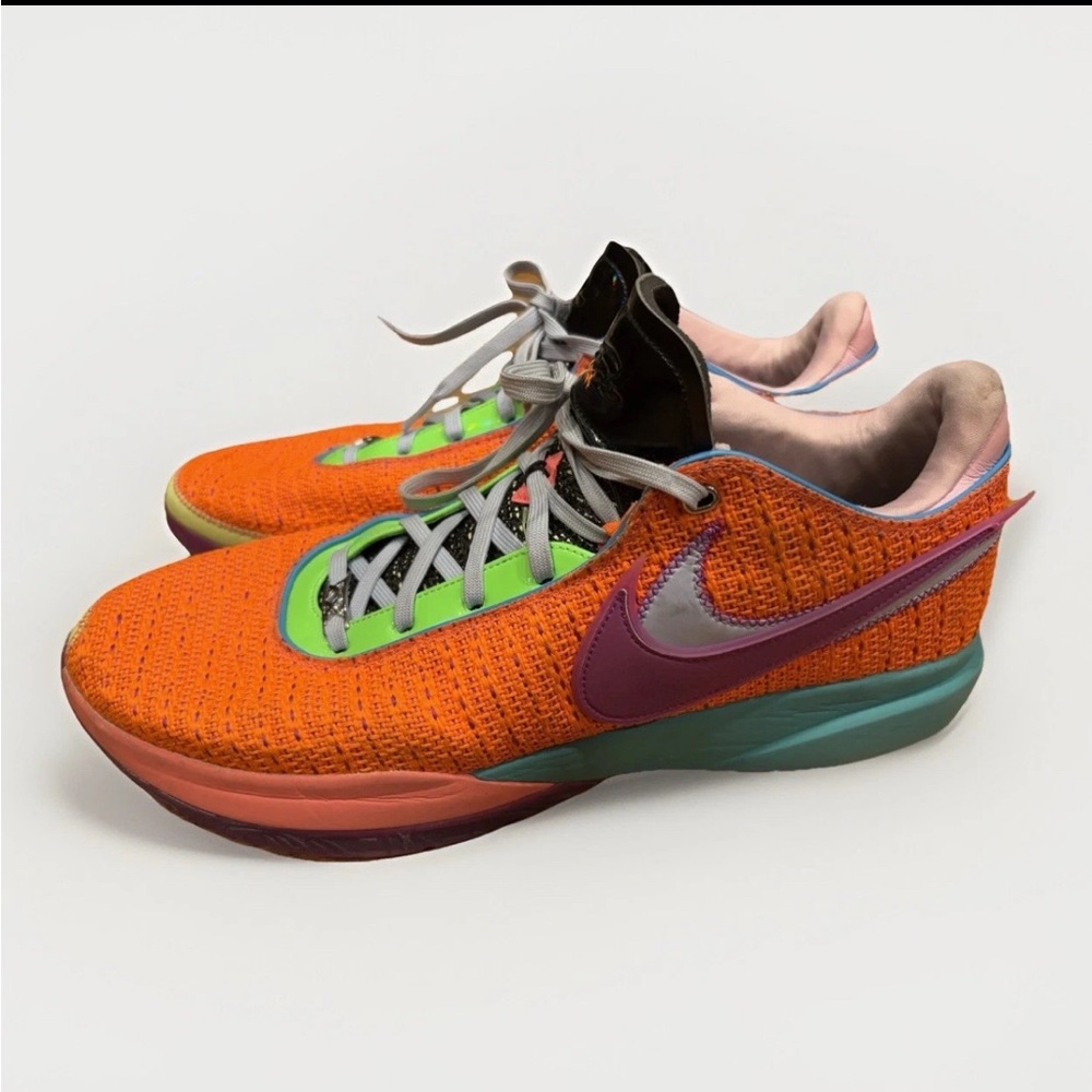 LEBRON XX CHOSEN ONE. TOTAL ORANGE/VIVID PURPLE ORANGE-VIOLET. MENS SIZE 17.